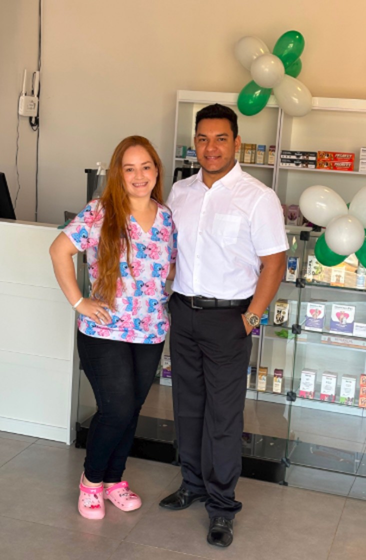Dra. Vanessa Marques e o marido na recepção da Ello Vet Care, em Trindade-GO