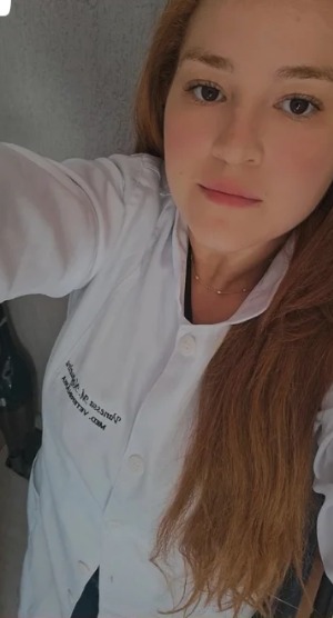 Dra. Vanessa Marques de jaleco branco
